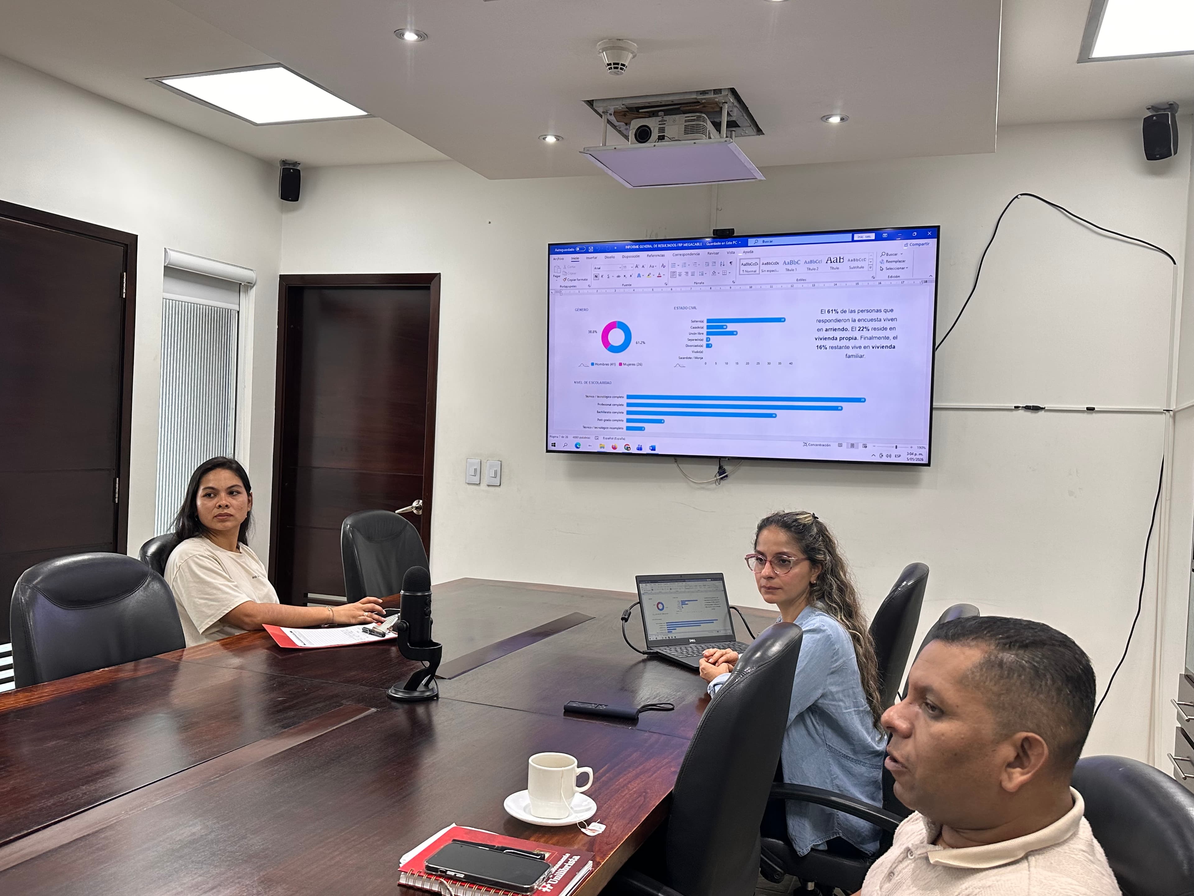 Milena Molina Ortiz aplicando la batería de riesgo psicosocial