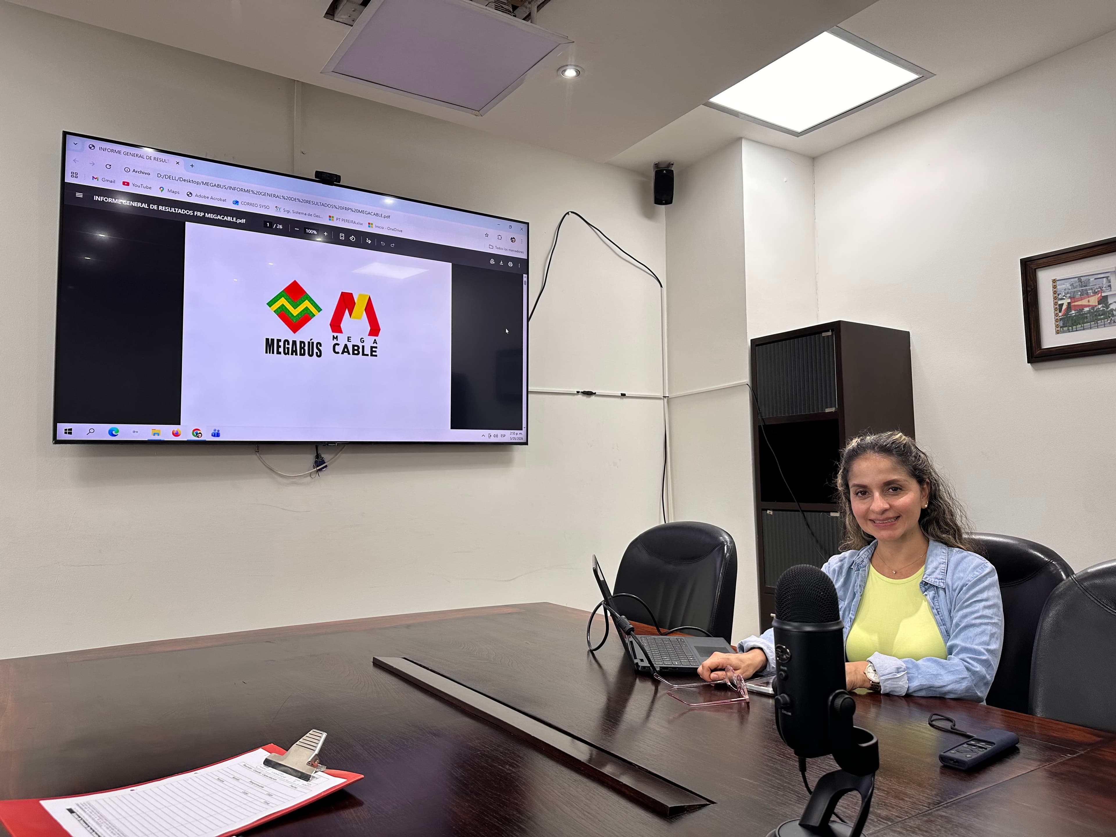 Milena Molina Ortiz presentando la evaluación a trabajadores de una empresa
